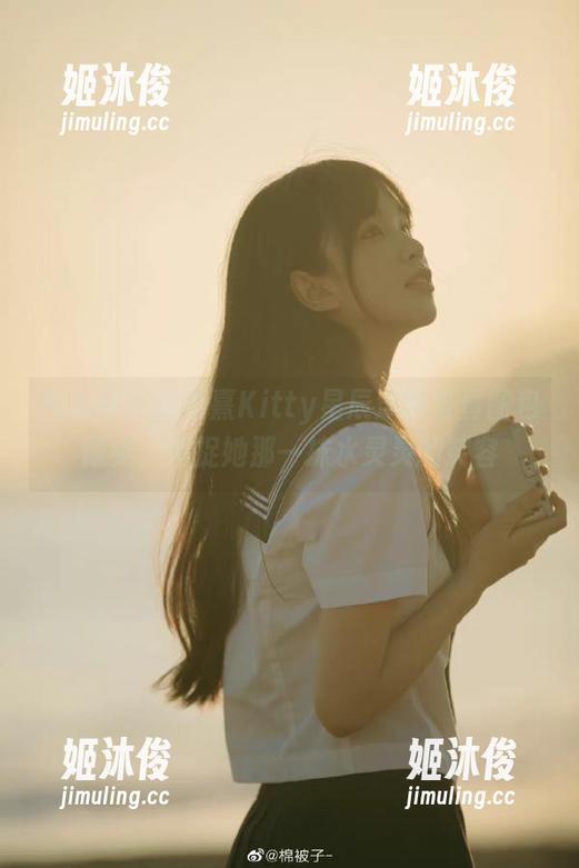 秀人网-沈佳熹Kitty星辰 秀人网 - 沈佳熹Kitty星辰泳池写真图包限免,捕捉她那一抹水灵灵的笑容