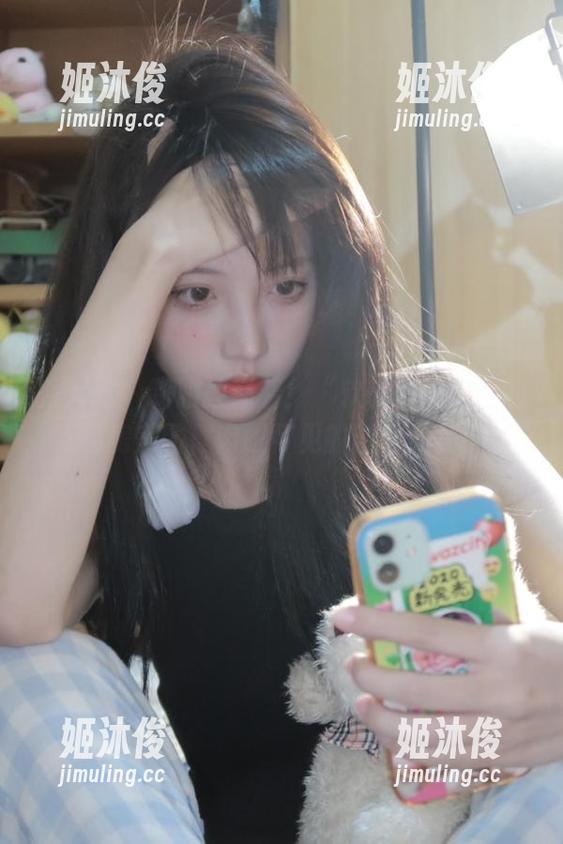 秀人网-软软爱吃肉 秀人网 - 制服控必看!“软软爱吃肉”的私房美图,肉眼可见的魅力爆棚!