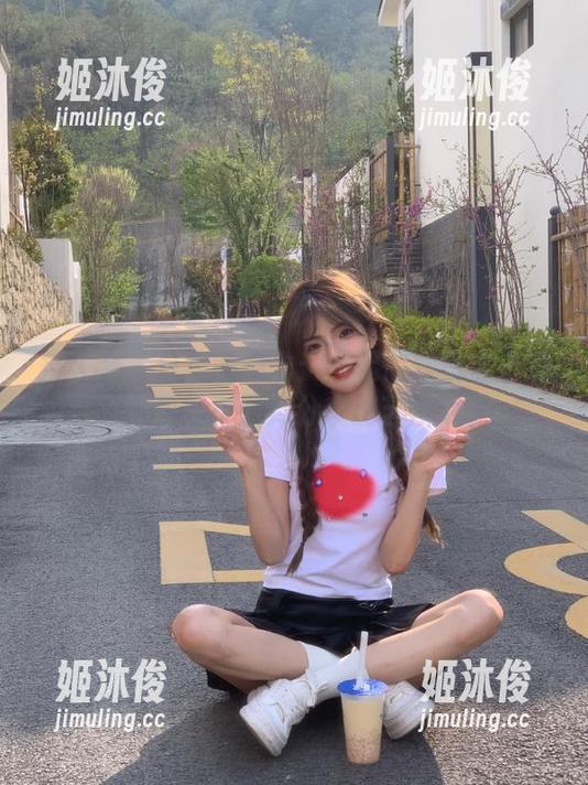 秀人网-麻吉小兔子 秀人网 - 白色的魅力:一起欣赏麻吉小兔子精致写真图库分享的艺术之旅