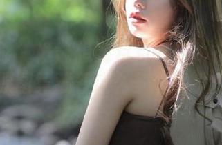 绮梦摄影 – 谁能想到月月的连体衣写真里，原图竟藏着这么多搞笑瞬间！
