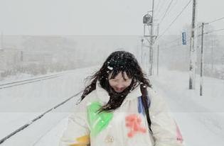 发现脱尾巴Mizuki的办公室写真，完美壁纸为你的空间增添艺术气息