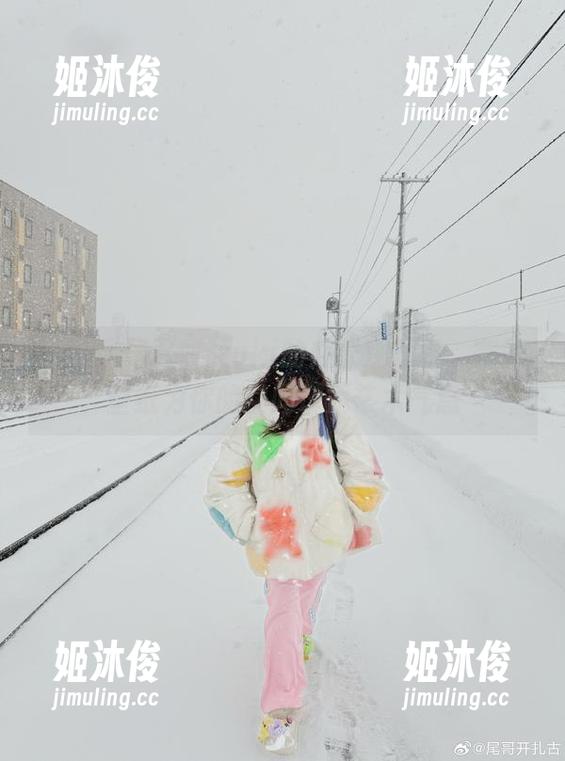 脱尾巴Mizuki 发现脱尾巴Mizuki的办公室写真,完美壁纸为你的空间增添艺术气息