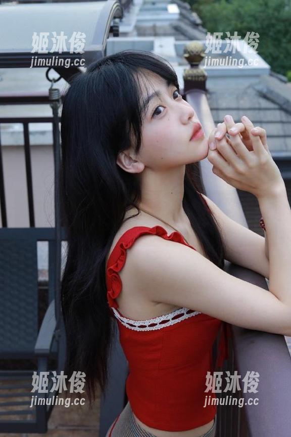 花漾show-小海臀 花漾show - 最新版小海臀美足套图上线,细腻解读她的每一寸优雅光芒!