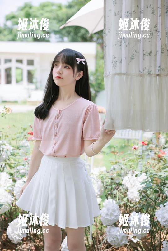 袜啵啵-芝士 袜啵啵 - 芝士用绑带黑棉袜勾勒出的美图,让你心中不禁赞叹:袜子也能这样美!