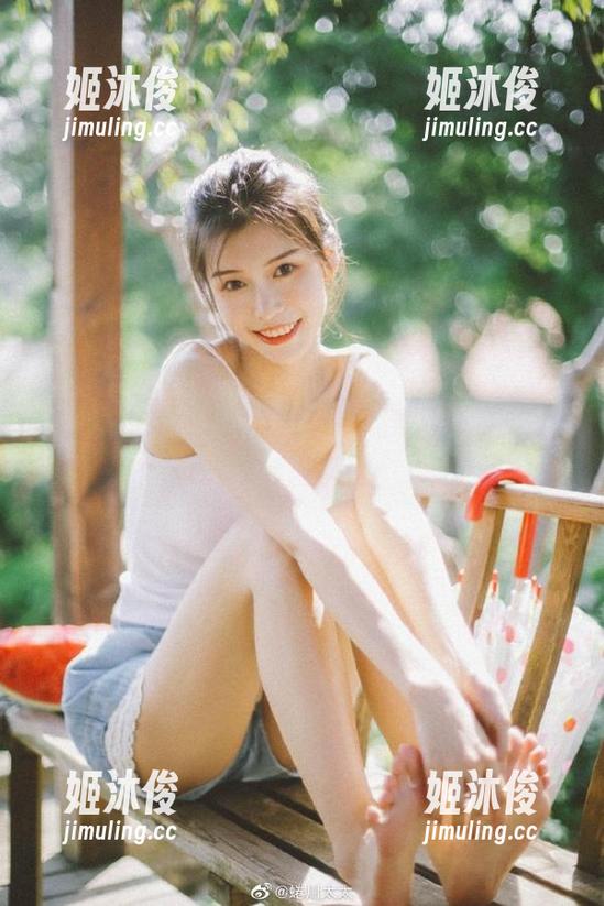 袜小喵 袜小喵窗前精选原图:在光影交错中体味生活的美好