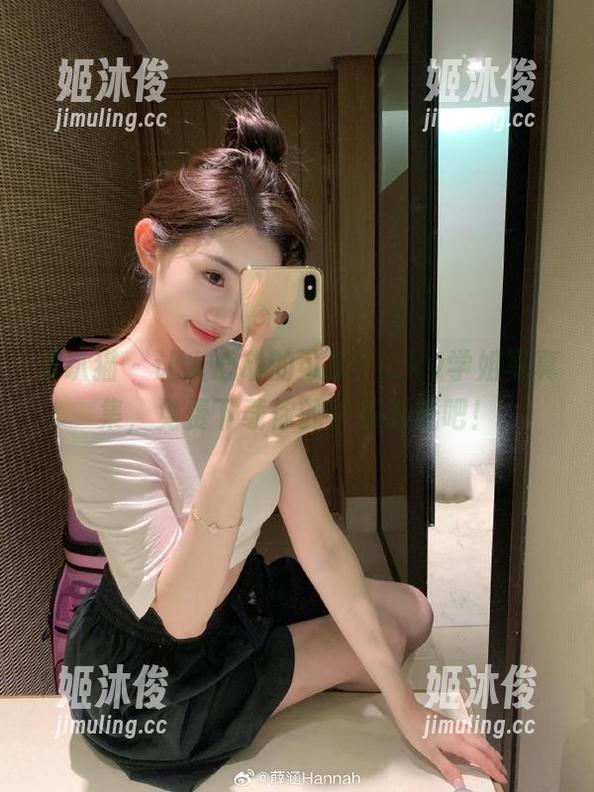 轰趴猫-可乐Vicky 轰趴猫 - 让人心动的可乐Vicky学姐写真集,免费下载你的快乐时光吧!