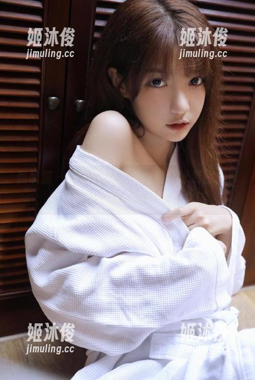 轰趴猫-曲曲 轰趴猫 - 颠覆传统,曲曲最新泳装图册带你穿越不一样的夏季视觉之旅