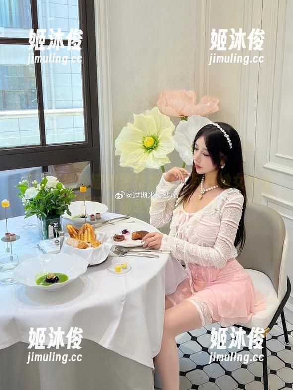 过期米线线喵 过期米线线喵的独特魅力,尽在她女仆长主题作品的精彩图片中