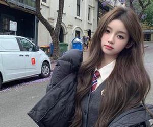 雅拉伊 – 美图盛宴：莉娜厨娘的在线写真，一起感受美味与美丽的碰撞