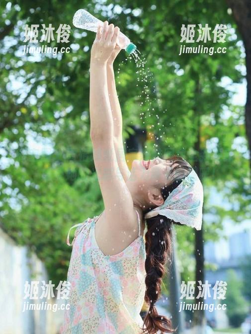 雪怡妹纸 微密圈 - 雪怡妹纸居家辣妹图包全新更新,感受她的光彩与活力带来的温暖!