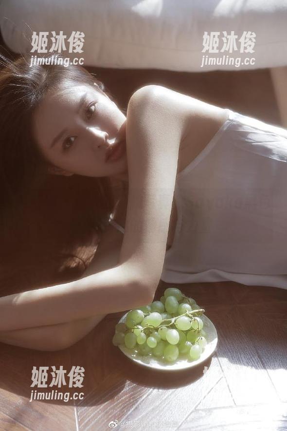 青豆客-Sayaka 青豆客 - 迷人的私拍写真:Sayaka黑色作品传达的情感与力量