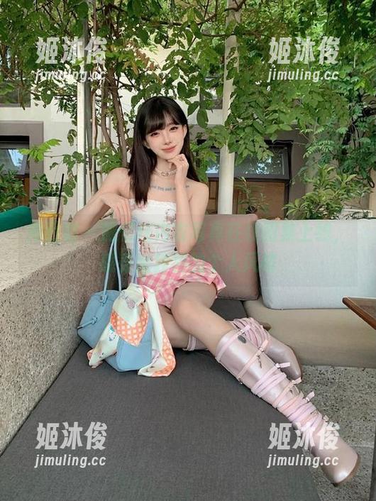 青豆客-施忆佳 青豆客 - 施忆佳内衣写真在线图集上线,感受她独特的个人风格